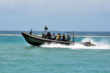 Navire à coque rigide à Aruba sur Karel Frielink