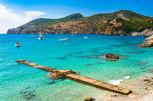 Ankeren van boten jachten in Camp de Mar op het eiland Mallorca