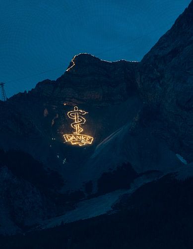 Traditionele bergvuren boven Ehrwald - indrukwekkende lichtlijnen op de hellingen van de Wetterstein, die de Tiroolse bergen in een magische gloed hullen. Een buitengewoon motief van de Alpencultuur.