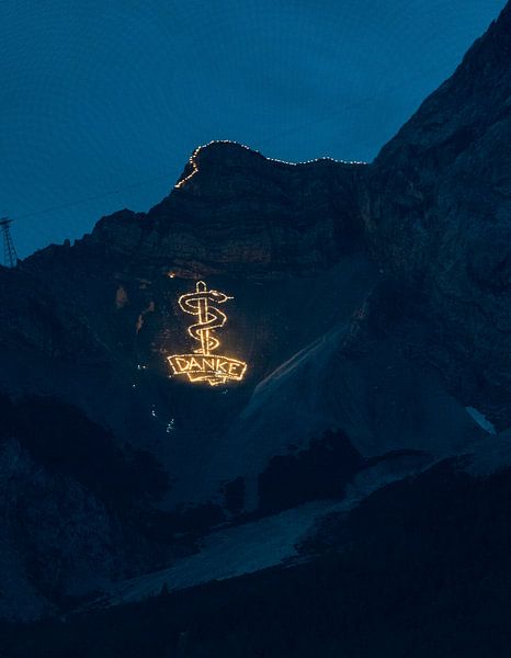 Feux de montagne traditionnels au-dessus d'Ehrwald - des lignes de lumière impressionnantes sur les pentes du Wetterstein, qui plongent les montagnes tyroliennes dans une lueur magique. Un motif extraordinaire de la culture alpine. par Miriam Schwarzfischer Fotografie