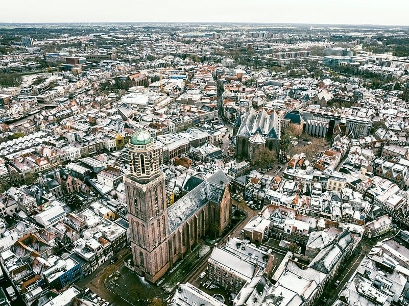 Tour de l'église Peperbus vue par drone du matin froid dans la ville de Zwolle par Sjoerd van der Wal Photographie