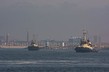 Tugboats in front of the beach at IJmuiden. by scheepskijkerhavenfotografie