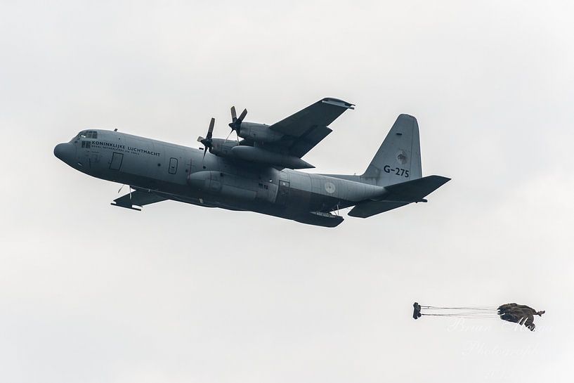 Militaire C130 Hercules Vliegtuig dropt last. von Brian Morgan