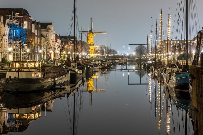 Beleuchtete Getreidemühle in Delfshaven am Abend von Karin Riethoven