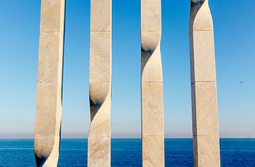 Close up van vier marmeren balken tegen een blauwe achtergr van WorldWidePhotoWeb