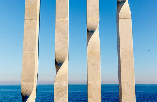 Close up van vier marmeren balken tegen een blauwe achtergr van WorldWidePhotoWeb