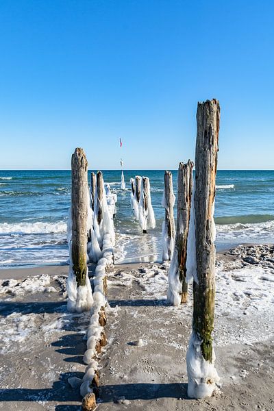 vereiste Buhnen am Strand in Juliusruh, Rügen von GH Foto & Artdesign