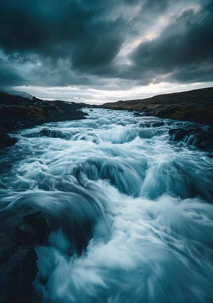 Dramatische Wolken über Stromschnellen von fernlichtsicht