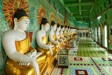 Boeddhabeeld in Umin Thonze Pagode Myanmar van Roland Brack
