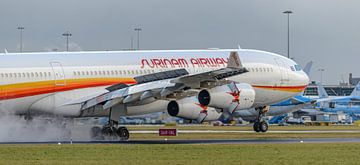 Atterrissage de l'Airbus A340-300 de Surinam Airways. sur Jaap van den Berg