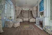 Beautiful abandoned bedroom in an abandoned castle - urbex