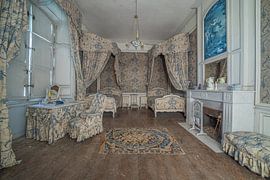 Schönes verlassenes Schlafzimmer in einem verlassenen Schloss - urbex