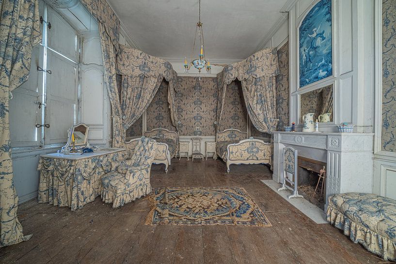Beautiful abandoned bedroom in an abandoned castle - urbex by Martijn Vereijken