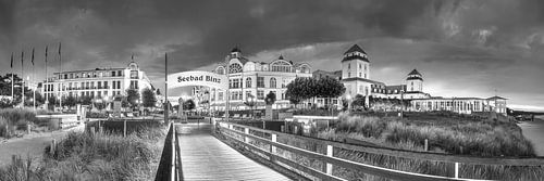 Baltische badplaats Binz met pier in de avond in zwart-wit