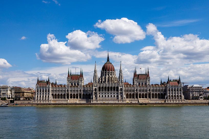 Das ungarische Parlament in Budapest an der Donau von Roland Brack