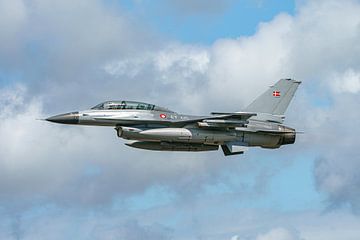 Doorstart Deense F-16BM tijdens airshow Karup 2022. van Jaap van den Berg