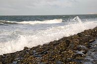 Water van de Noordzee bots tegen de rotsen van de Zeeuwse kust op een winderig dag van Robin Verhoef thumbnail