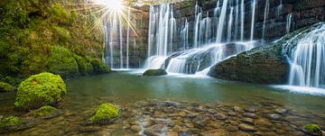 Klaterende waterval bij zonsondergang van Denis Feiner