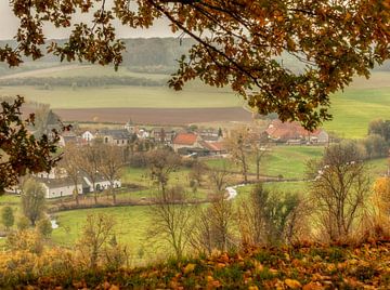 Doorkijkje op Oud-Valkenburg tijdens de herfst