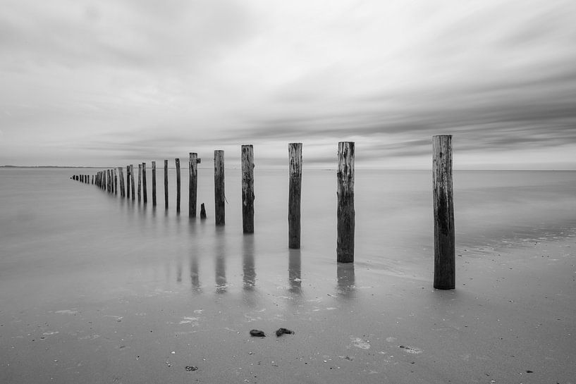 Strandpalen in zee op een bewolkte dag van Sjoerd van der Wal Fotografie