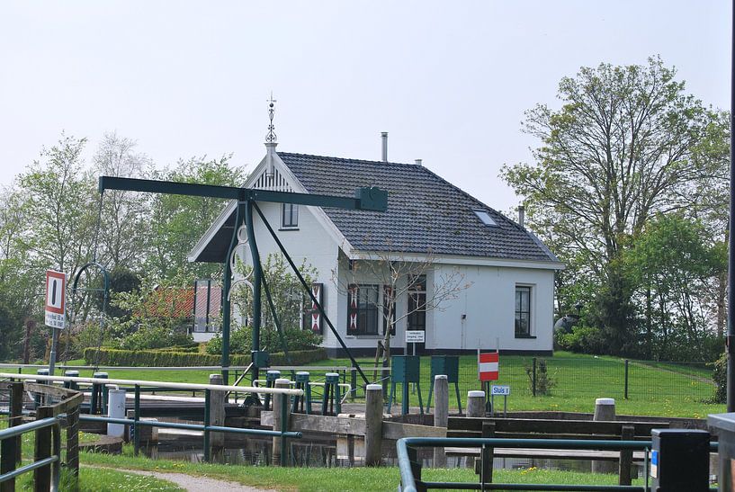sluiswachtershuis in de lindevallei by Marten Wieringa