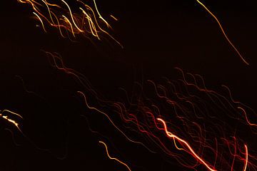 Vonkend vuurwerk klinkt effectief in het nieuwe jaar op oudejaarsavond... van Christian Feldhaar