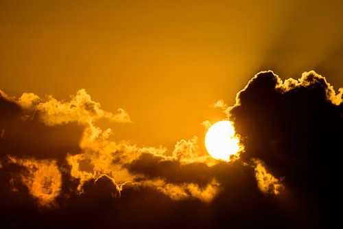 Nuages avec une doublure argentée au coucher du soleil