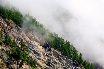 Mist op de flanken van een berg
