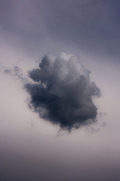 Eine einsame Wolke an einem Himmel voller Wolken von Hugo Braun