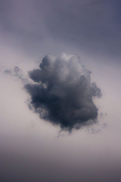 Un nuage solitaire dans un ciel plein de nuages. par Hugo Braun