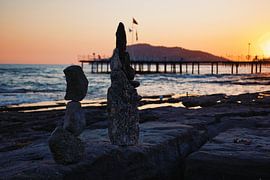 Rock art on the beach van Yousri Opmeer