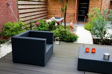 Moderne tuin met strak meubilair van Ivonne Wierink