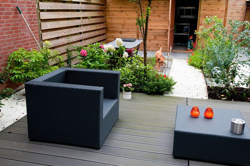 Moderne tuin met strak meubilair van Ivonne Wierink