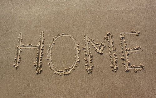 Home geschreven in zand
