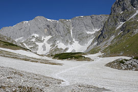 Hochgebirgslandschaft im Frühling unter tiefblauem Himmel von Tomherkules