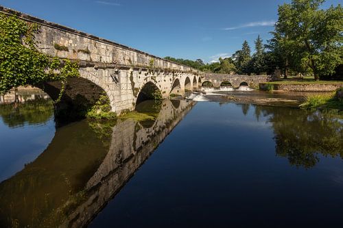 Brug over rivier de Dronne rond stad Brantome, de Bourgogne,  Frankrijk