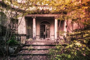 La villa abandonnée, délabrée et envahie par la végétation.