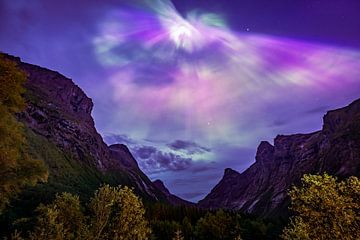 Noorderlicht boven Trollstigen van Bart Berendsen