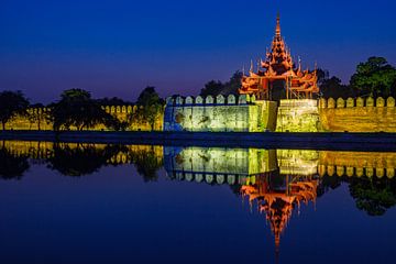 Het koninklijk paleis van Mandalay in Myanmar van Roland Brack