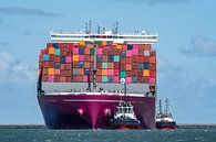 Erst aus der Nähe erkennt man, wie gigantisch dieses Containerschiff ist. Das Megacontainerschiff On von Jaap van den Berg Miniaturansicht