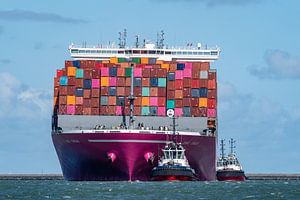 Erst aus der Nähe erkennt man, wie gigantisch dieses Containerschiff ist. Das Megacontainerschiff On