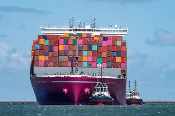 Erst aus der Nähe erkennt man, wie gigantisch dieses Containerschiff ist. Das Megacontainerschiff On von Jaap van den Berg