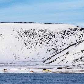 Bergen en rotsen in de winter in Finnmark, Noorwegen van Rico Ködder