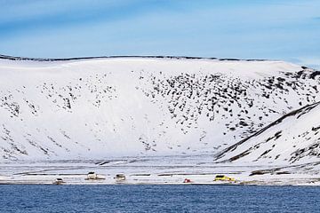 Mountains and rocks in winter in Finnmark, Norway by Rico Ködder