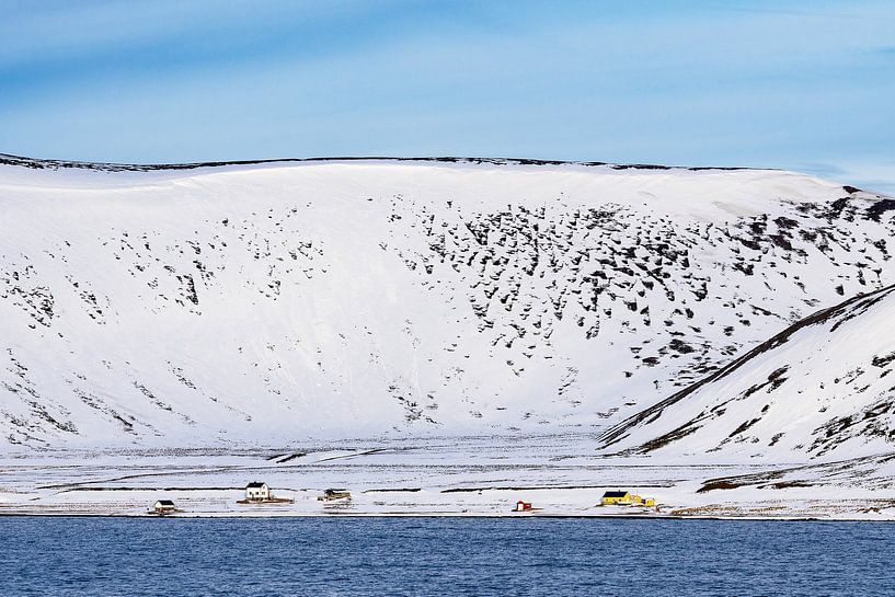 Bergen en rotsen in de winter in Finnmark, Noorwegen van Rico Ködder