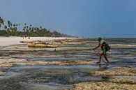 Fischer am Strand von Sansibar von Easycopters Miniaturansicht