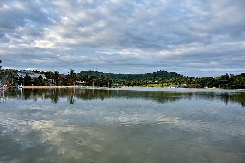 Stille und Spiegelungen auf dem See von Saen Monourom von Frank Photos