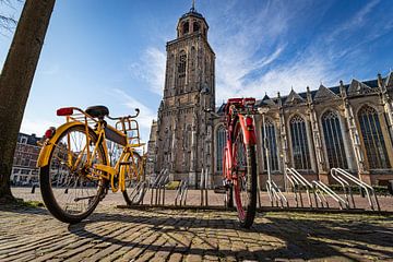 Twee fietsen bij een leeg plein in Deventer