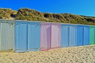 Kleurrijke strandhuisjes op het strand van Domburg van Judith Cool thumbnail
