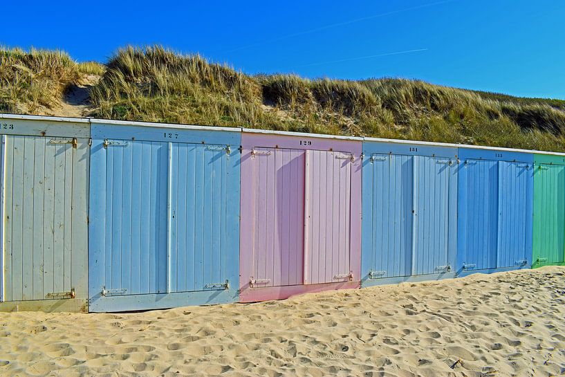 Kleurrijke strandhuisjes op het strand van Domburg van Judith Cool